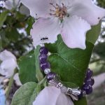 Bracelet en améthyste et fleur sur fil en acier inoxydable et pierres naturelles