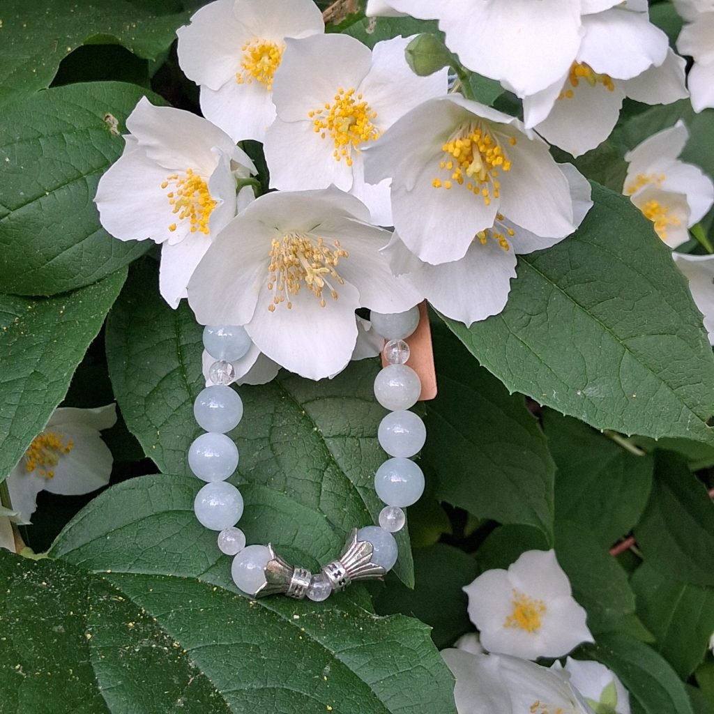 Bracelet en aigue marine et fleur sur fil en acier inoxydable et pierres naturelles