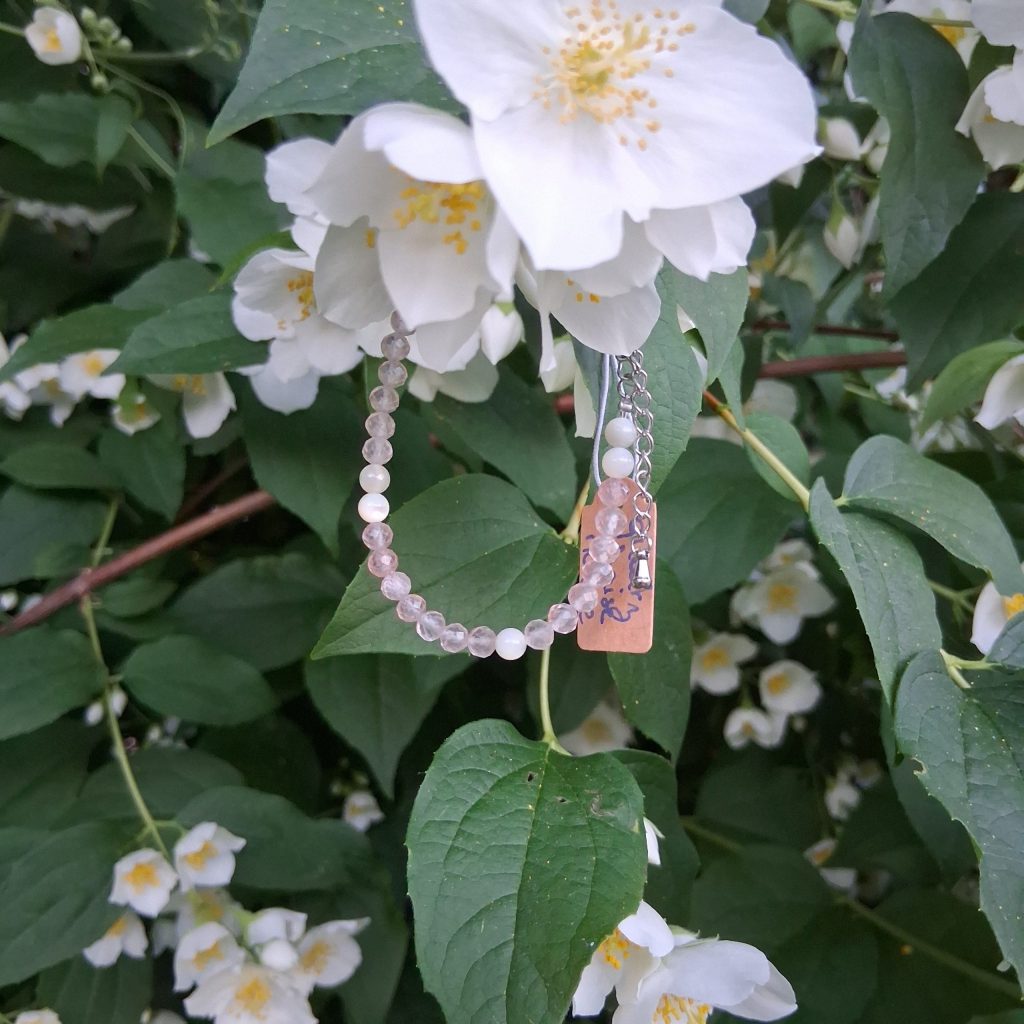 Bracelet en quartz fraise et nacre sur fil en acier inoxydable et pierres naturelles