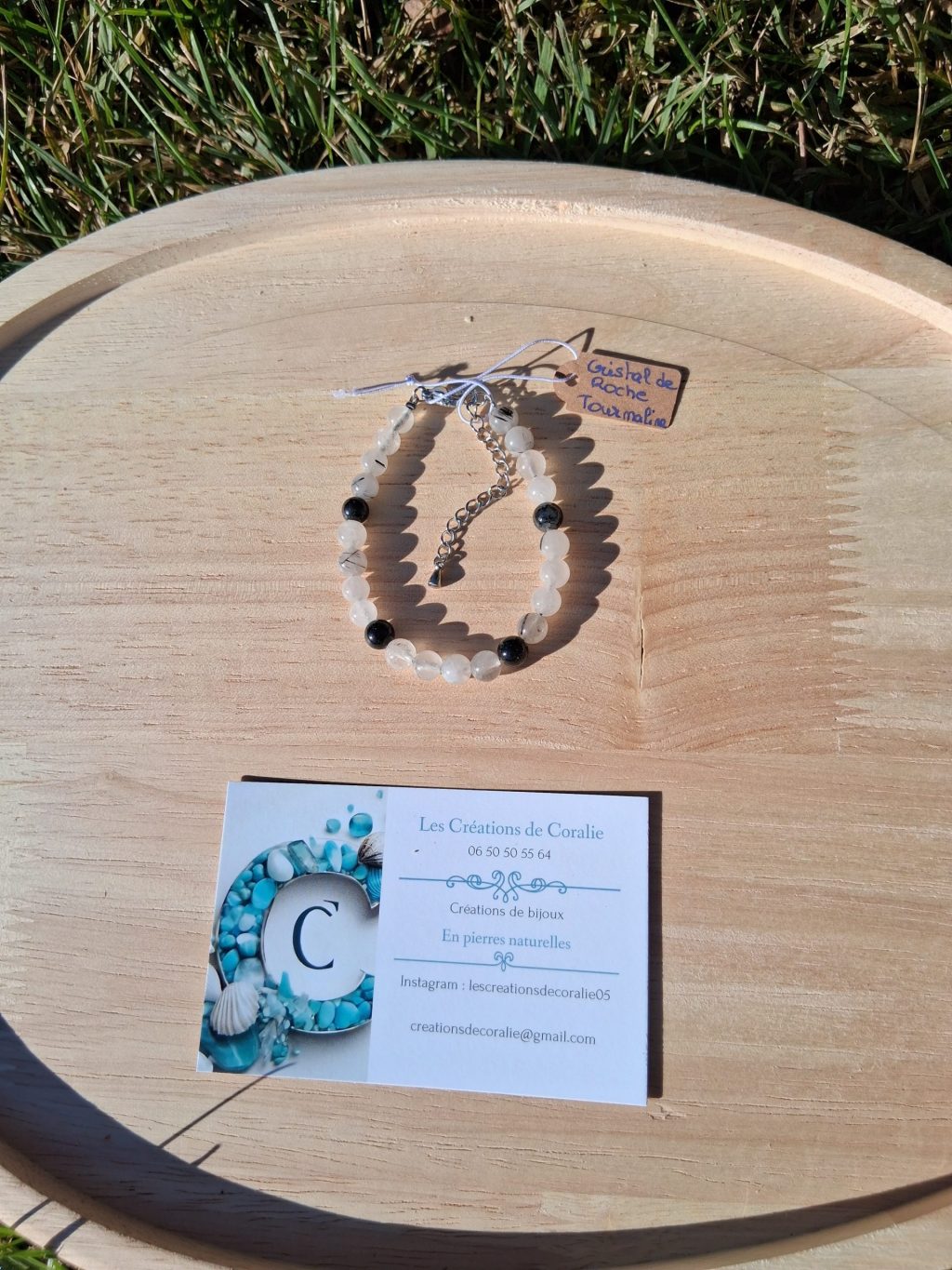 bracelet en tourmaline et cristal de roche sur fil en acier inoxydable et pierres naturelles