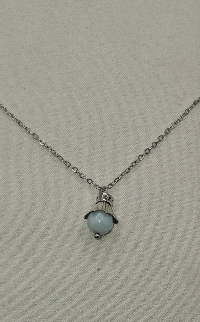 collier aigue marine sur fil en acier inoxydable et pierres naturelles