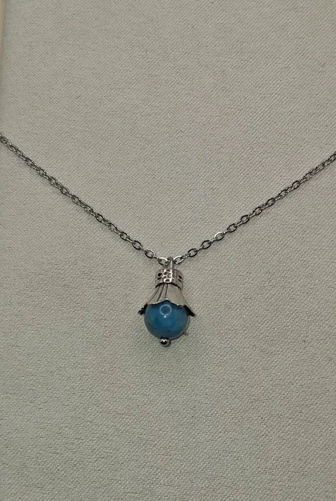 collier apatite fleur sur fil en acier inoxydable et pierres naturelles