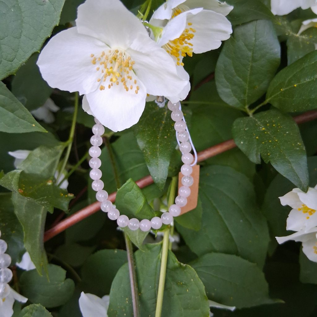 Bracelet en quartz rose sur fil en acier inoxydable et pierres naturelles