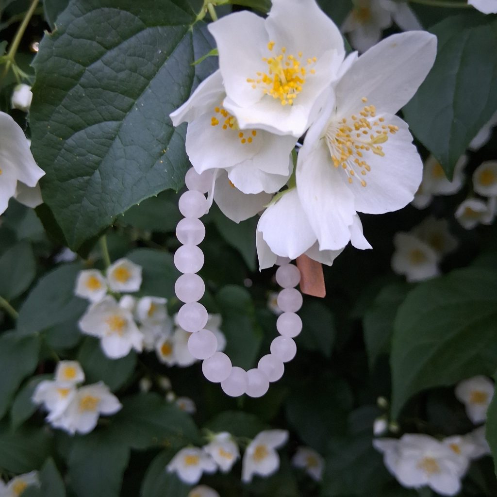 Bracelet en quartz rose mate sur fil en acier inoxydable et pierres naturelles