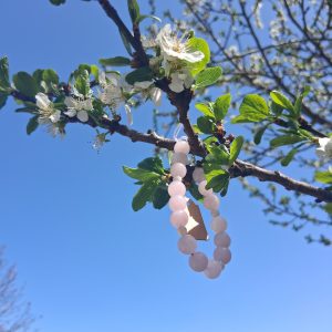 bracelet quartz rose et nacre sur fil en acier inoxydable et pierres naturelles