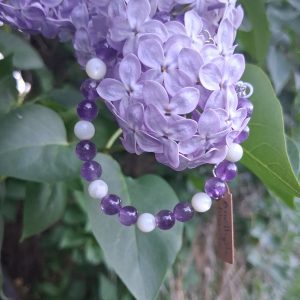 Bracelet en améthyste et nacre sur fil en acier inoxydable et pierres naturelles