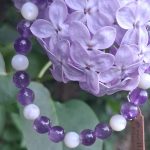 Bracelet améthyste et nacre sur fil en acier inoxydable et pierres naturelles