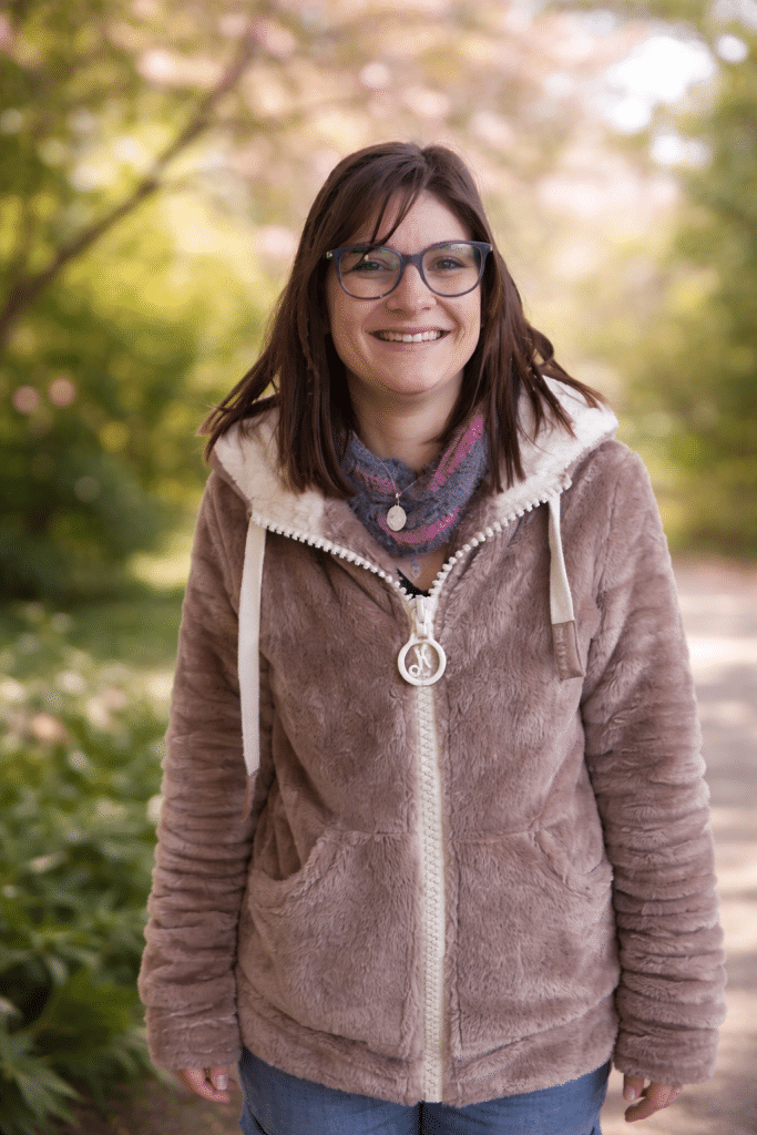 Coralie la créatrice de bijoux en pierres naturelles